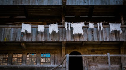 Weisse Wäsche beim Bauernhaus aus Eggiwil BE (351) im Freilichtmuseum Ballenberg.