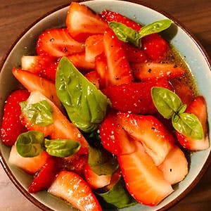 Salade de fraise de Carpentras Huile d’olive, basilic, poivre du moulin