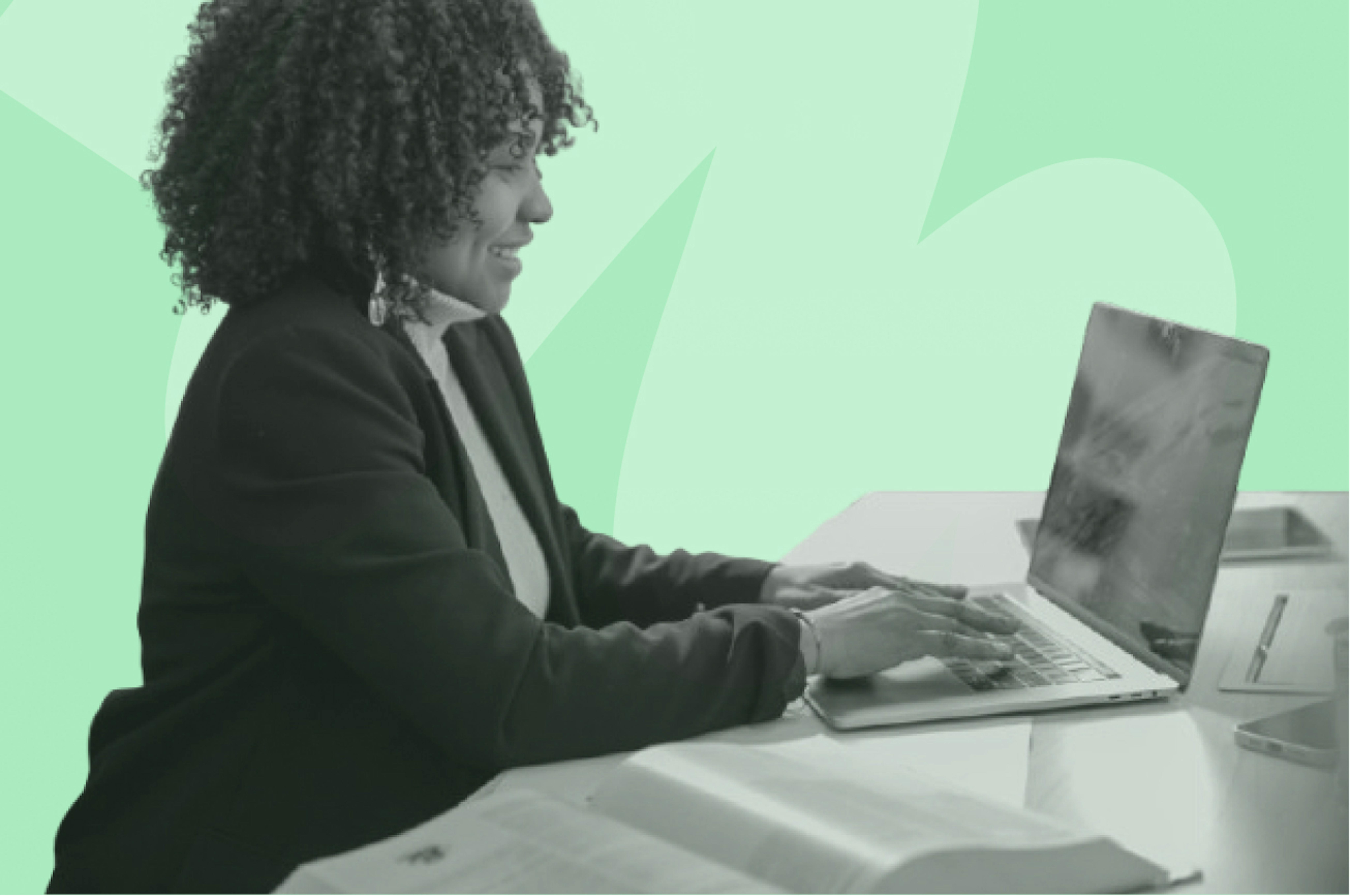 une femme à son bureau